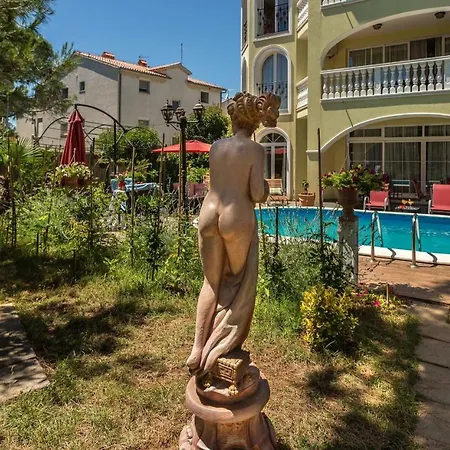 Apartment Dora *